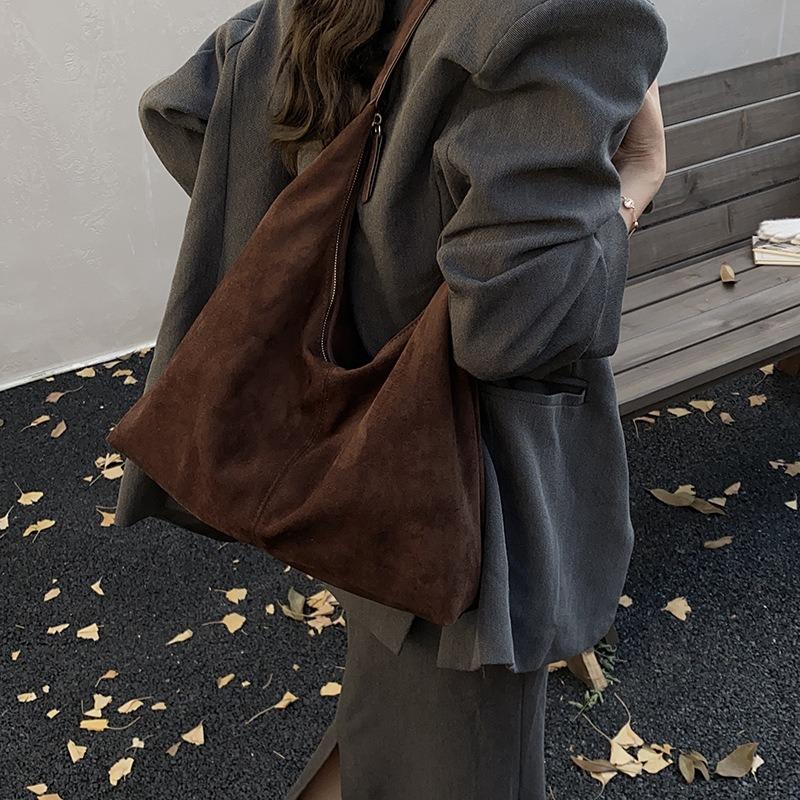 Nischen-Wildledertasche Damen neue modische Schulter-Unterarmtasche mit großer Kapazität lässige vielseitige Pendler-Tablett