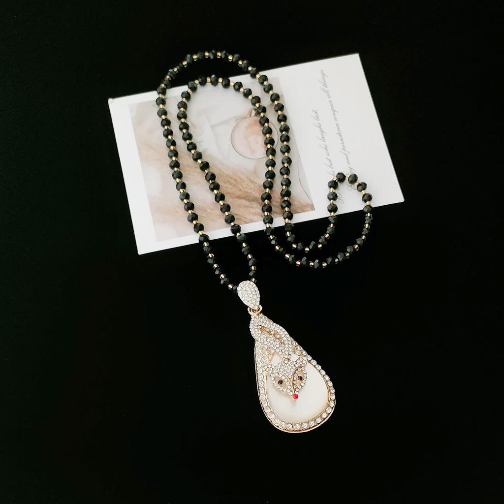 Elegant Cat's Eye Fox Pendant Necklace: Autumn/Winter Stylish Sweater Chain for Women