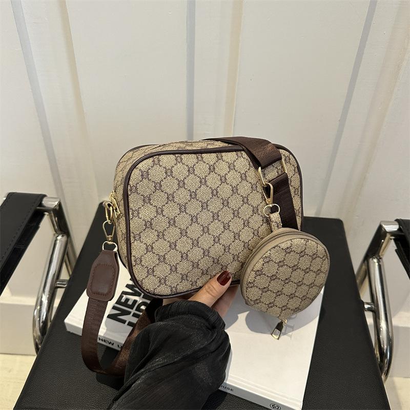 

Цієї весни популярний 2024 рік: дитячі сумки та сумки для матері в іноземному стилі, сумки через плече, прості та модні ретро-сумки для пресбіопії хакі