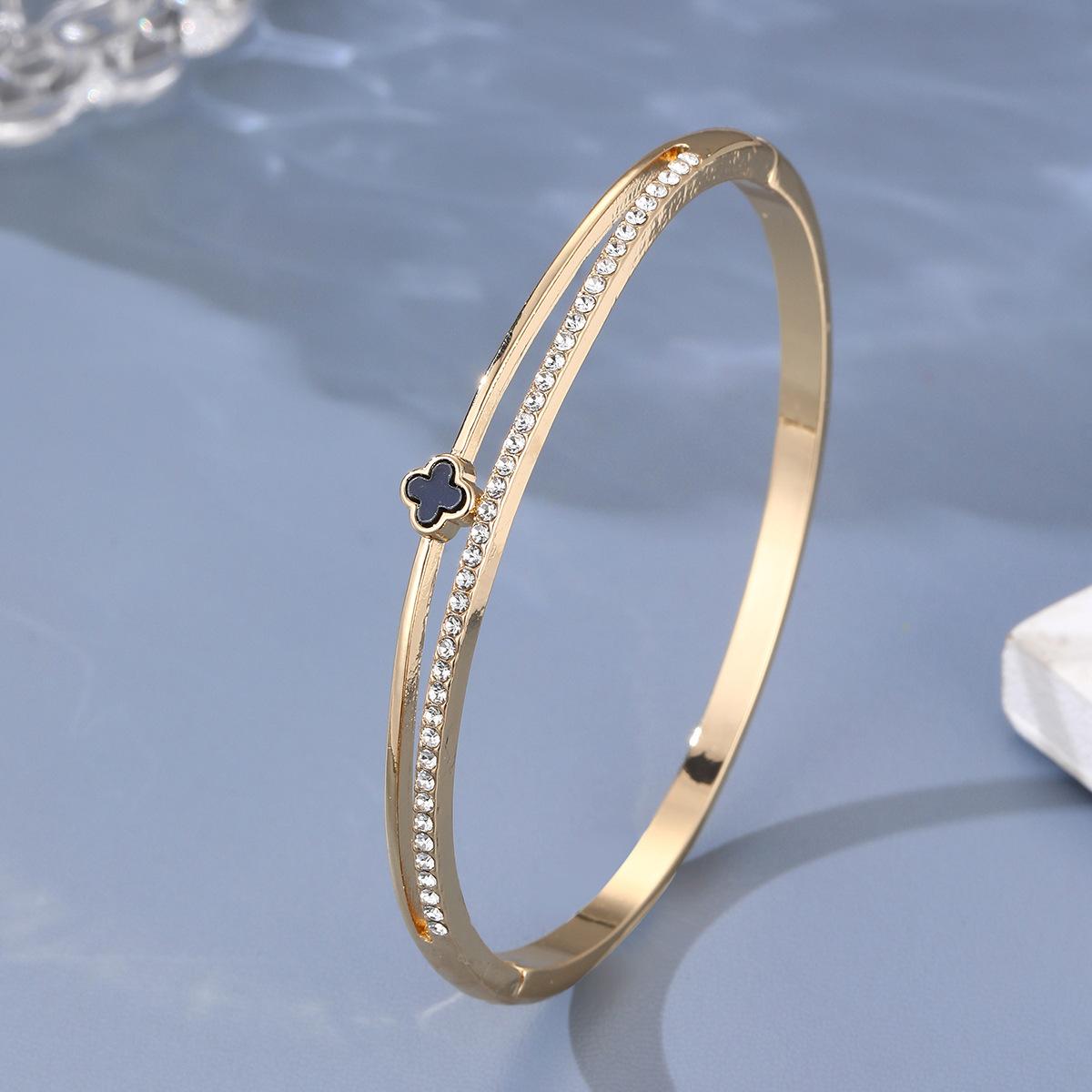 

Старший Чувство Личности Темперамент Четырехлистный Браслет Клевер Роскошный Стиль Простой Модный Браслет Браслет Ювелирные Изделия