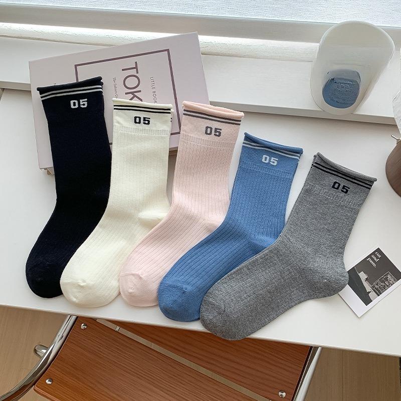 Striped Socks for Women's Autumn and Winter Mid-calf Socks, Sweat-absorbing and Odor-proof, with Rolled Edges and Boneless College Style Sports Socks