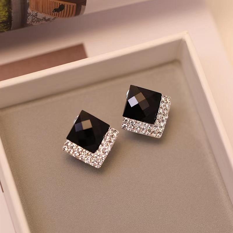 New 111 silver needle fashion temperament elegant stud earrings women, personality versatile design sense geometric rhombus crystal earrings