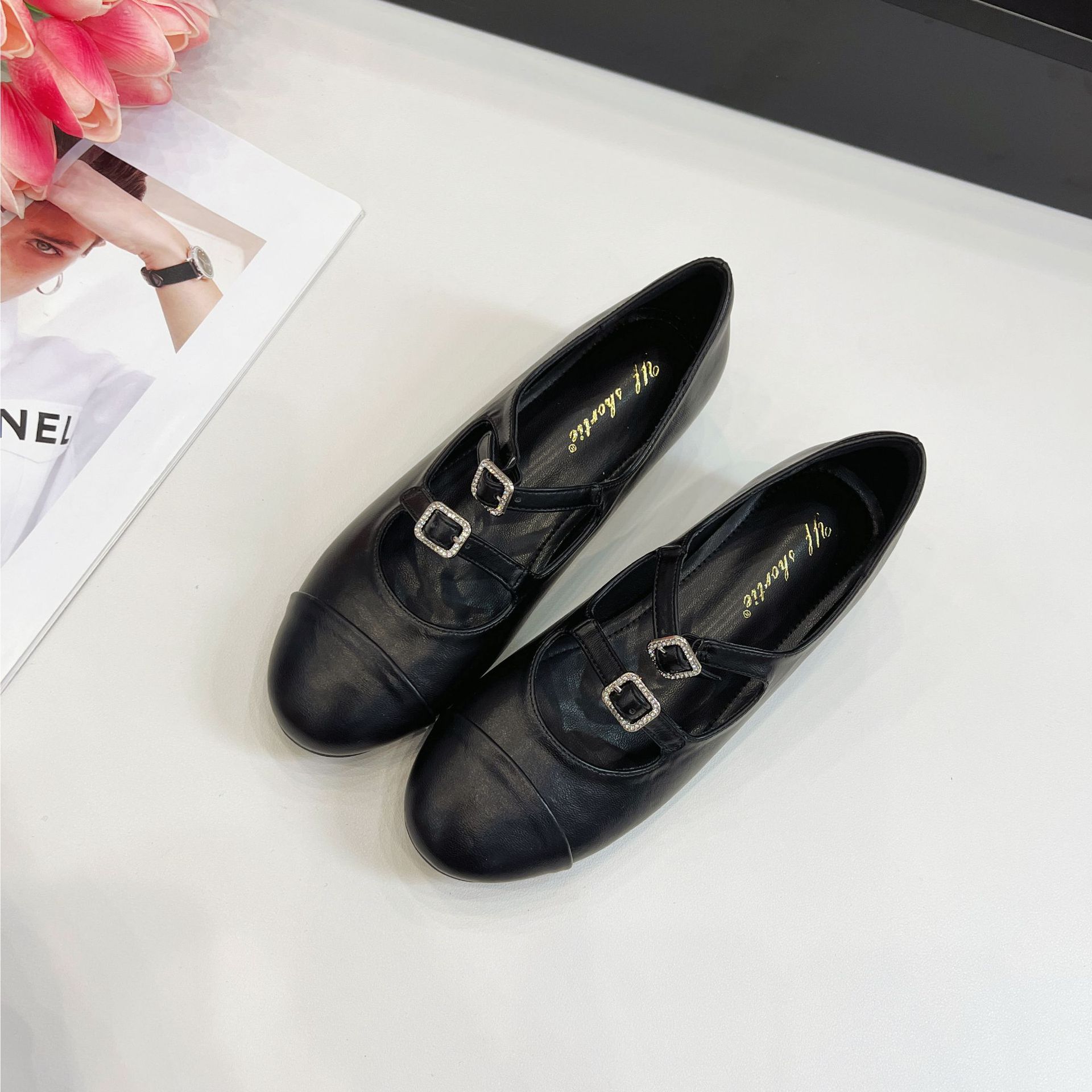 

Inner heightening women s shoes rhinestone buckle belt color matching round head single shoes 2025 spring new French beautiful not tired fee 39 чёрный