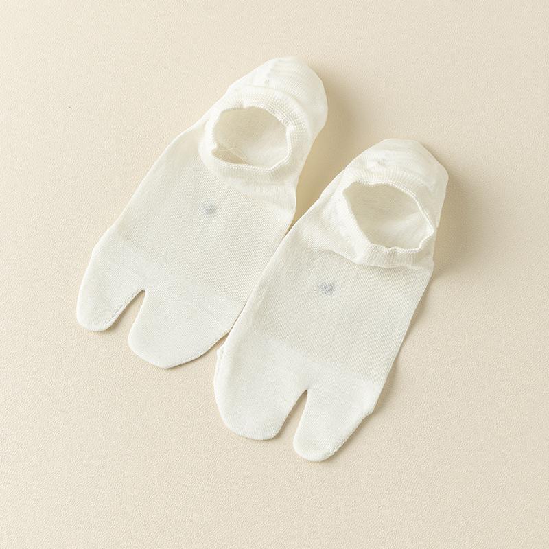Silk Stockings for Children with Two Toes, Boat-shaped, with Mesh Design for Ventilation, Anti-odor and Sweat Absorption.