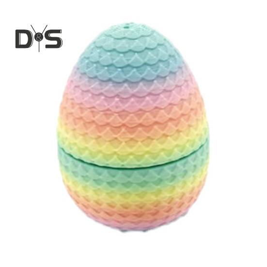 Kleines mysteriöses Drachenei. 3D-gedrucktes Drachenornament. Kräftige Farbe. Realistisch aussehendes Osterei mit voll beweglichem Drachen.