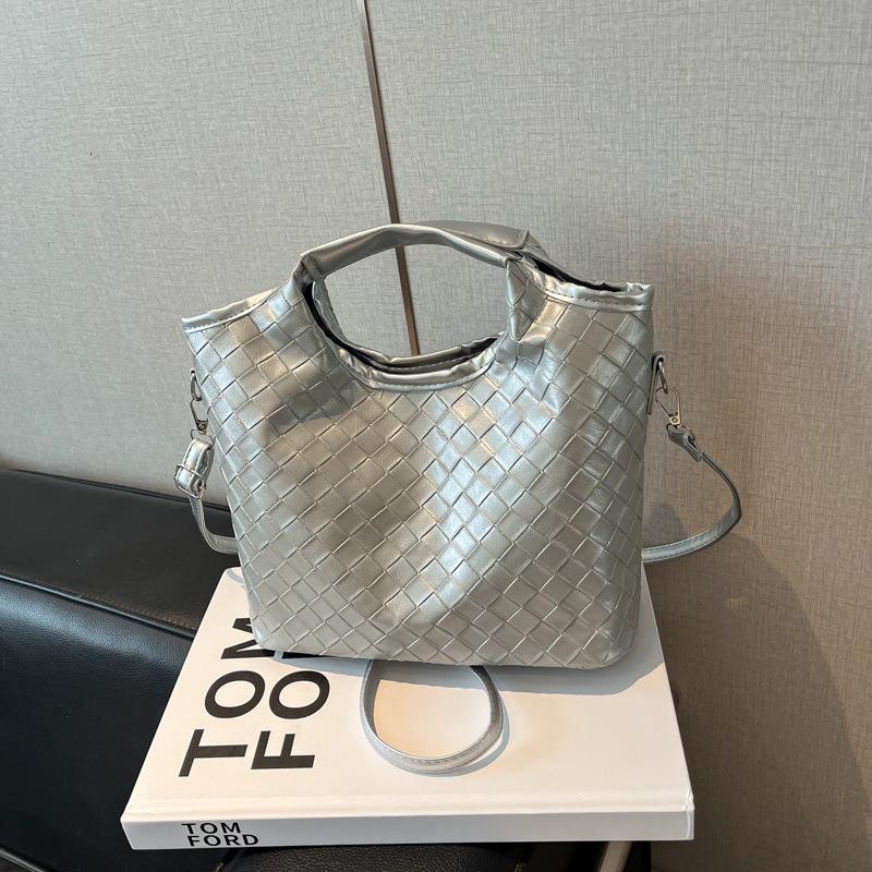 Sense niche woven bag 2026 autumn and winter new fashion messenger bag women's niche shoulder handbag