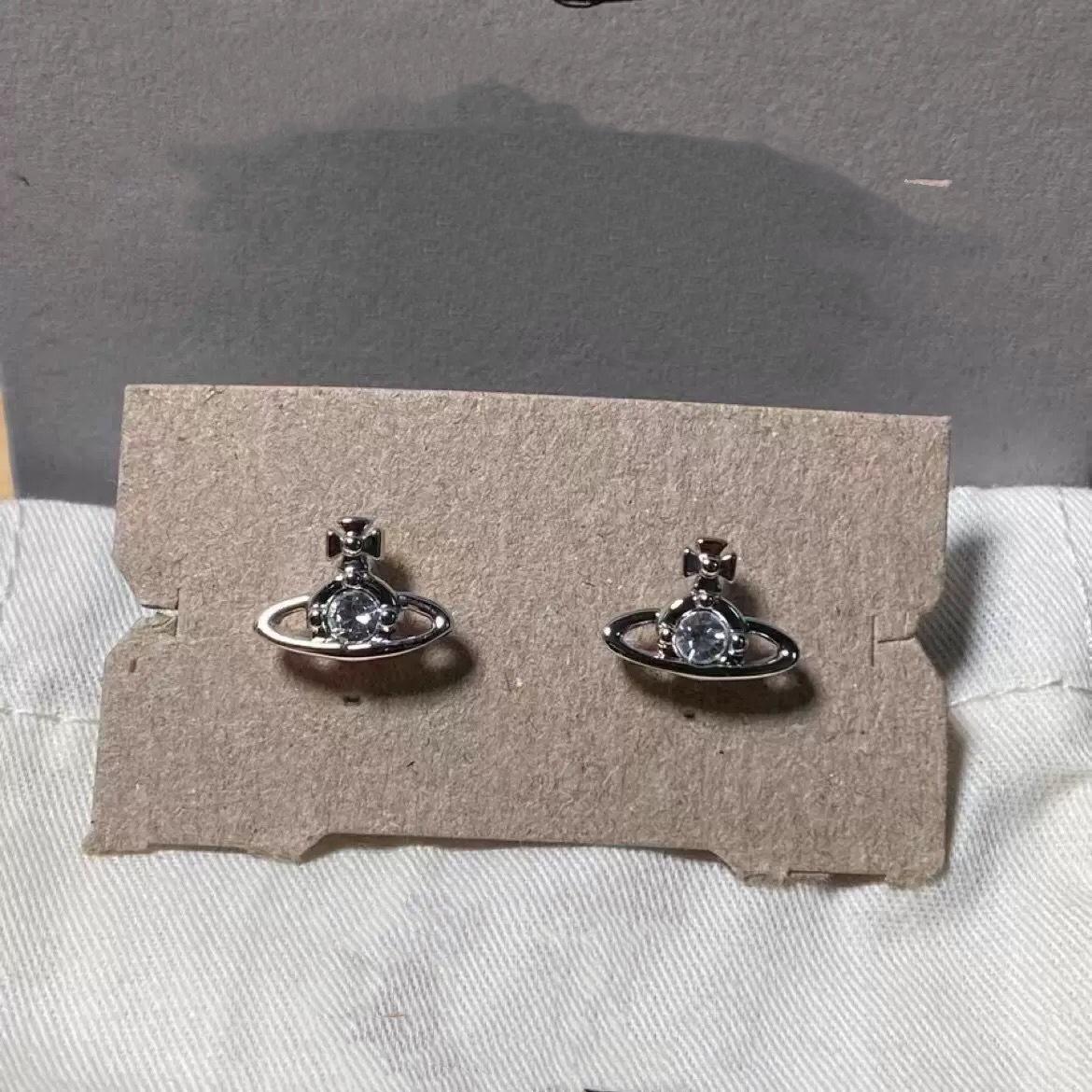 

Багатоколірні сережки-цвяшки Vivienne Сатурн із цирконами та міні-діамантами для жінок