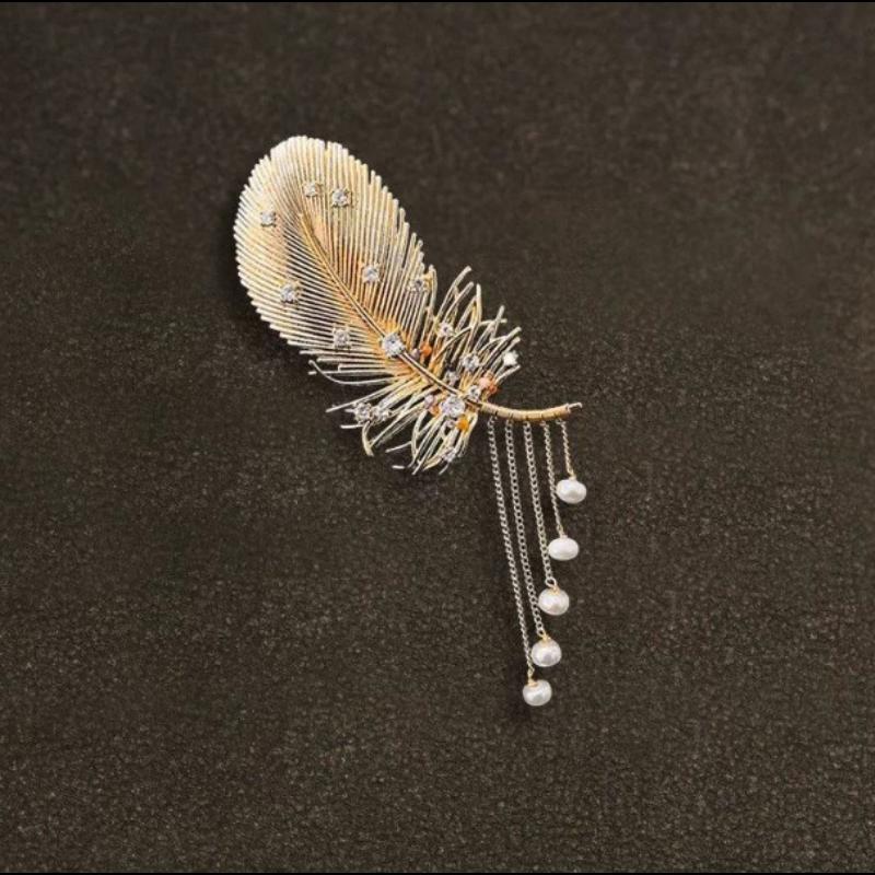 Luxuriöse Exquisite Perlenquaste Goldfeder Brosche für Damen Mädchen Elegantes Temperament Brosche Feiner Schmuck Zubehör Geschenke