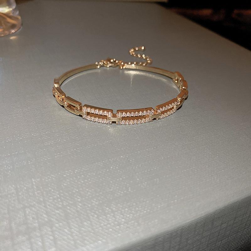 Zircon Round Geometric Flower Bracelet Vintage Style Bracelet Light Luxury High-End Hand Jewelry For Women