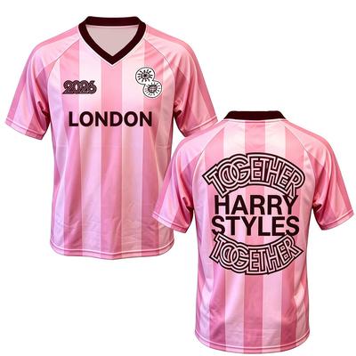 HarryStyles Together Tour Rosa Fußballtrikot Shirt 2026 Neuheiten Shirts Sommer Mode V-Ausschnitt Atmungsaktives Mesh-Trikot Unisex