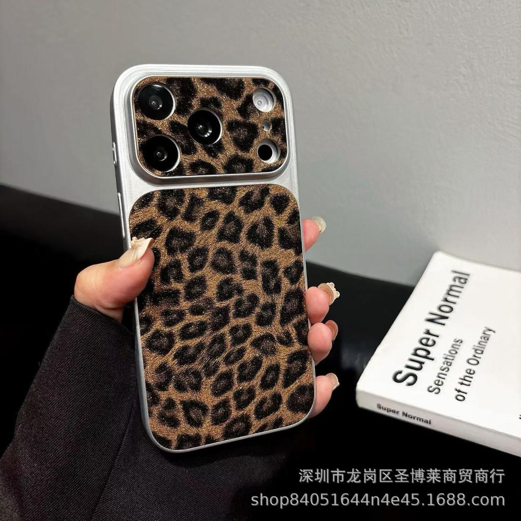 The new electroplated leather leopard print is suitable for iPhone17Promax mobile phone case 16pro fine hole 15 protective case.