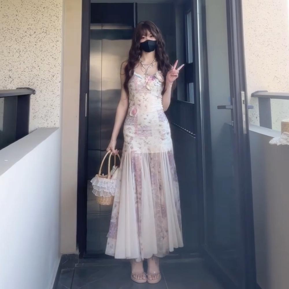Royal sister, beautiful V-neck tight-fitting hip-wrapped long dress, retro high-end feeling, great-looking dress, casual summer