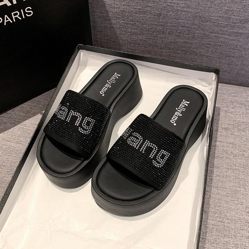 

Летние новые маленькие шлепанцы на платформе с горкой, украшенные стразами, женские повседневные универсальные шлепанцы на толстой подошве 39 чёрный