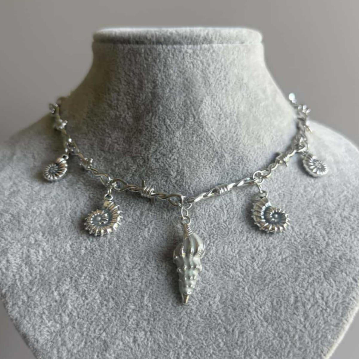 

Ожерелье-ракушка, светящееся в темноте, пляжный стиль, изящная золотая цепочка, уникальное дизайнерское ожерелье