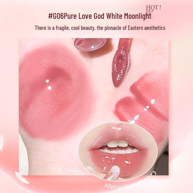 

Дуэт увлажняющего блеска для губ Gogo Dance Honey и отшелушивающей помады уменьшает морщинки на губах и придает глянцевый финиш.