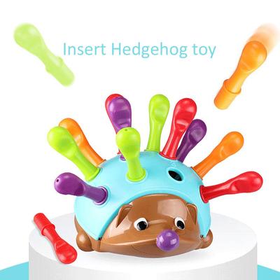 Das Training konzentriert sich auf die Feinmotorik der Hand-Auge-Koordination für Kinder. Eingesetztes Igel-Baby-Lernspielzeug