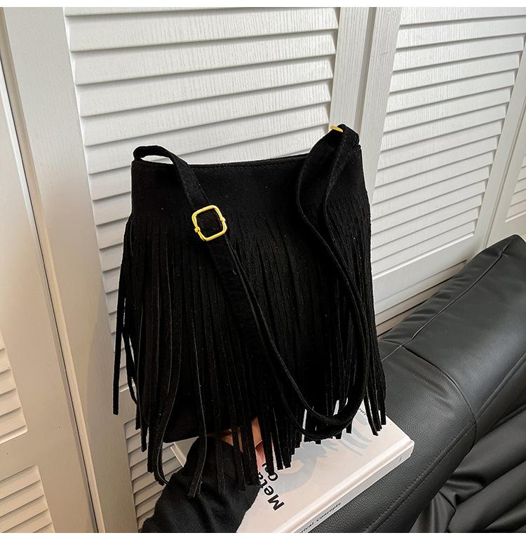 

American retro matte fringed messenger bag women s 2025 new simple and versatile foreign style shoulder bag going out armpit bag чёрный