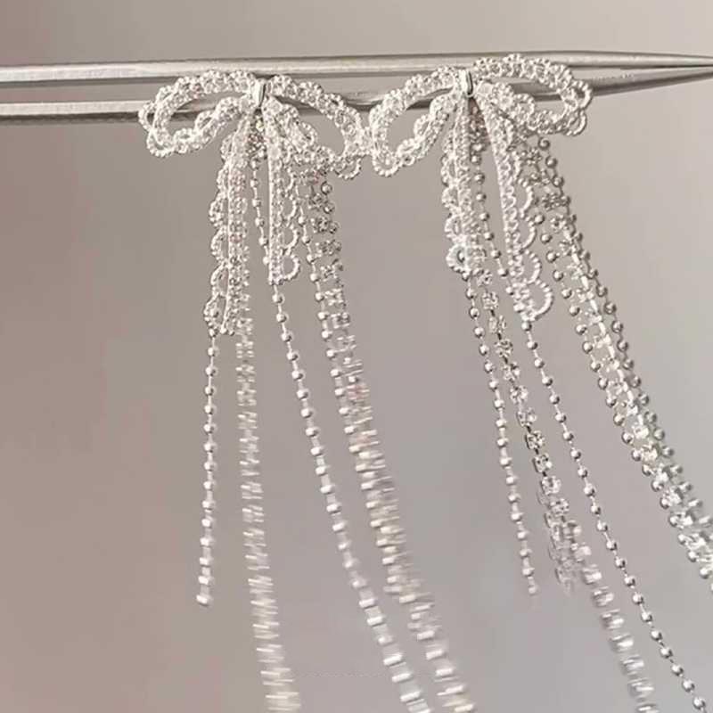 Элегантные и Милые Серьги-Гвоздики с Кисточкой и Бантом из Страз - Модный, Универсальный, Нишевый Дизайн Высокого Класса