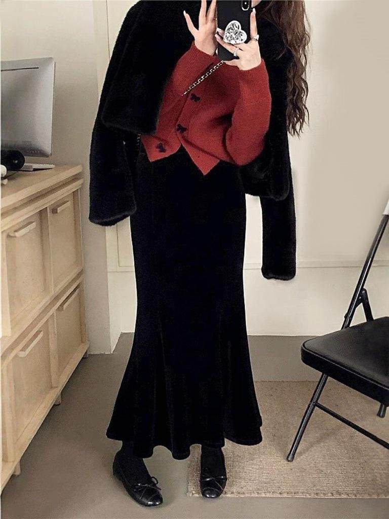 High-waisted velvet mermaid skirt women's 2025 autumn and winter new style slimming mid-length A-line dress.