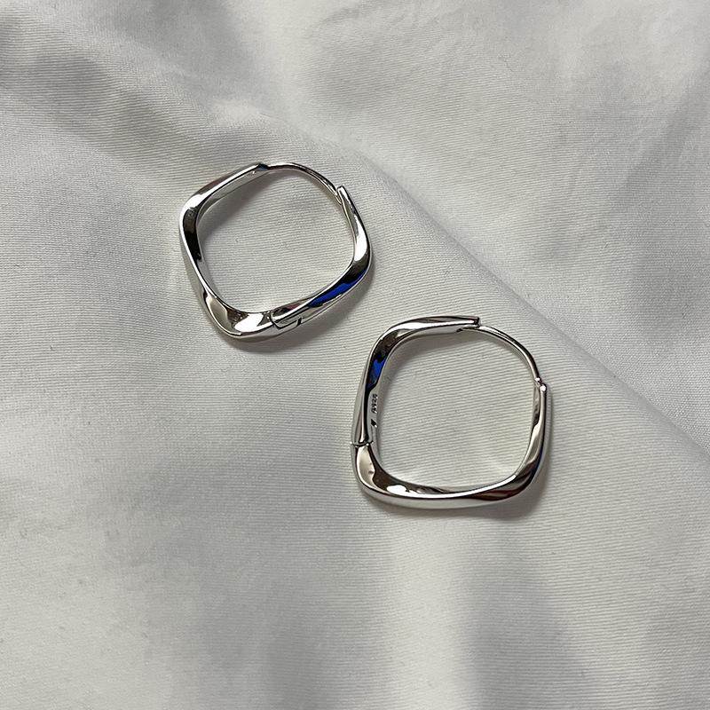 Minimalist Geometric Möbius Rhombus Earrings - Versatile Simple Ins Style for Women