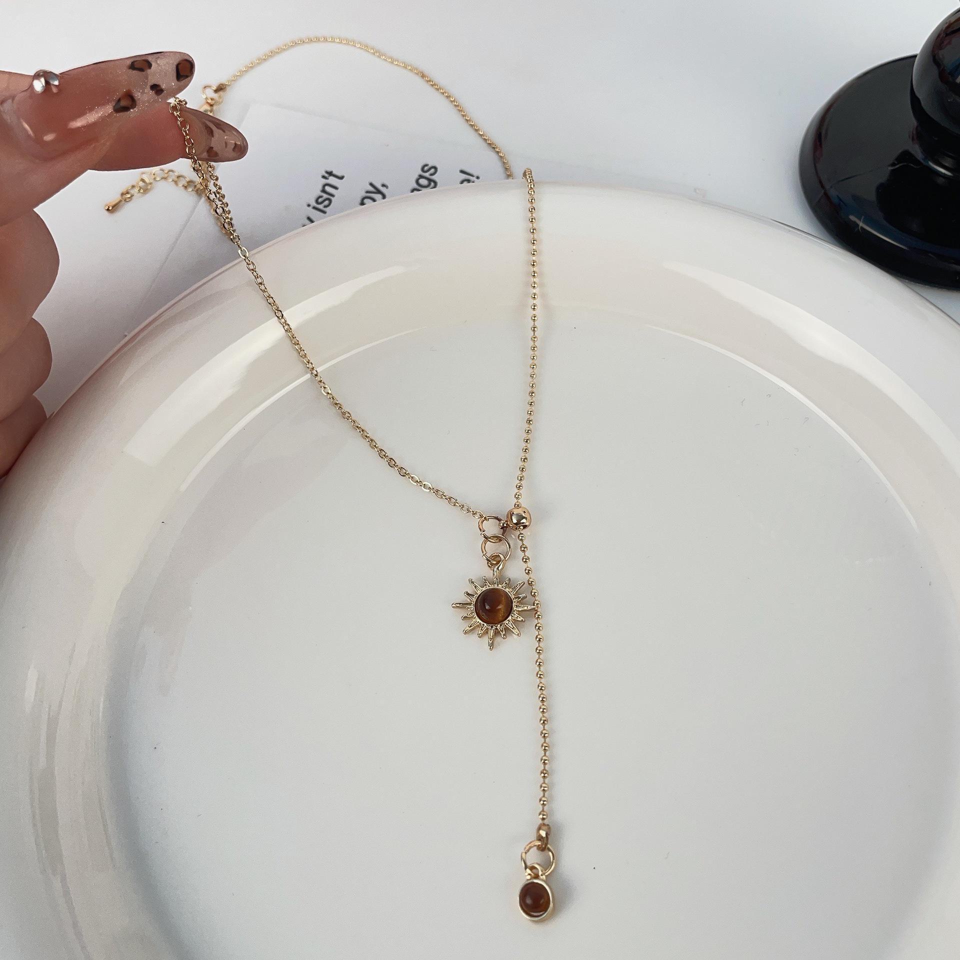 

Элегантное ожерелье с кисточками «Maillard Brown Sun»: Высококачественная европейская и американская легкая роскошная цепочка для ключей chain золотой