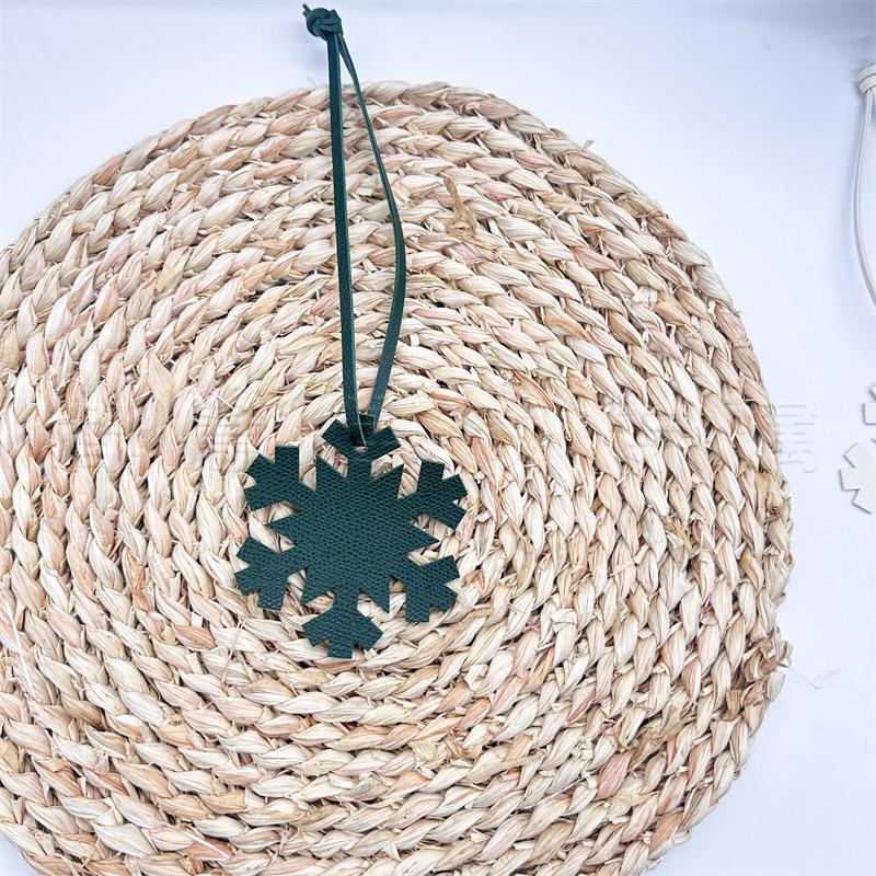 Personalized Snowflake Christmas Pendant Keychain Ornament 8x8cm темно-зеленого