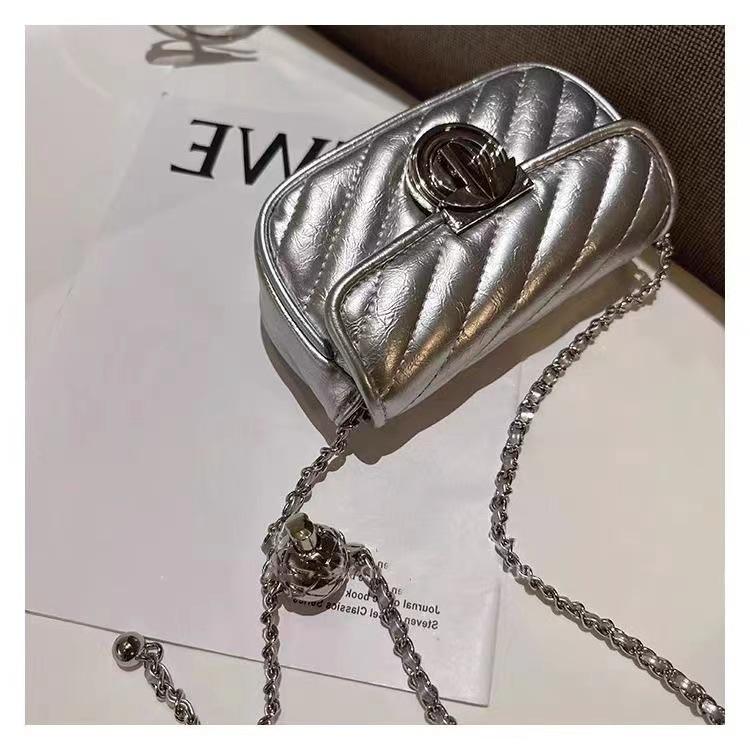 

2024 нишевый дизайн новая женская сумка с пружинным замком цепочка маленькая сумка на одно плечо через плечо маленькая квадратная сумка высокая мода серебряный