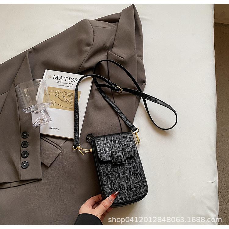

2025 new small square bag, classic versatile mobile phone bag, niche fashion temperament, single shoulder oblique span bag, a must-have bag for going
