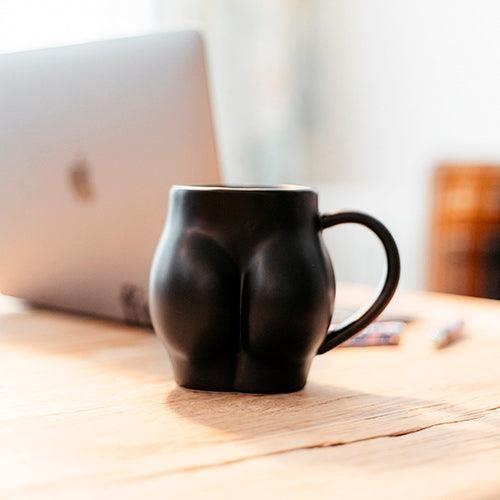 Tasse humoristique en forme de cul. tasse orginal. capacité: 320 ml 14 x 10,5 x 8 cm. matériau: porcelaine noire - fisura