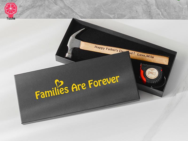 Gravírovaná sada svinovacího metru a kladiva - Jedinečný dárek ke Dni otců nebo pro přítele