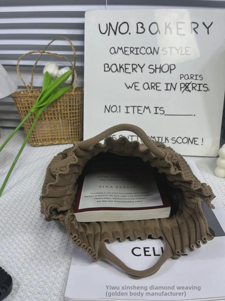 Quan Nara Designer-Rucksack: Beliebtes Plisseegewebe, umweltfreundlich, mit doppeltem Verwendungszweck, aus der Pioneer-Kollektion.