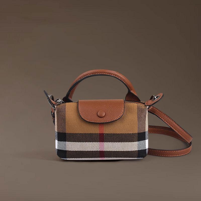 Tato malá crossbody taška je všestranné a stylové pouzdro na telefon pro ženy.