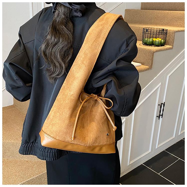 Matte Retro-Tasche mit großer Kapazität Damen Herbst und Winter Freizeit Schulter Achseltasche Pendler Knödeltasche