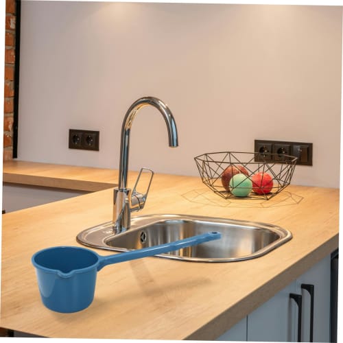 HOLIDYOYO Long-Handled Water Scoop, Household Water Spoon, Shower Ladle, Thick Bath Spoon, Plastic Water Scoop, Multi-Purpose Water Scoop (PP Blue)