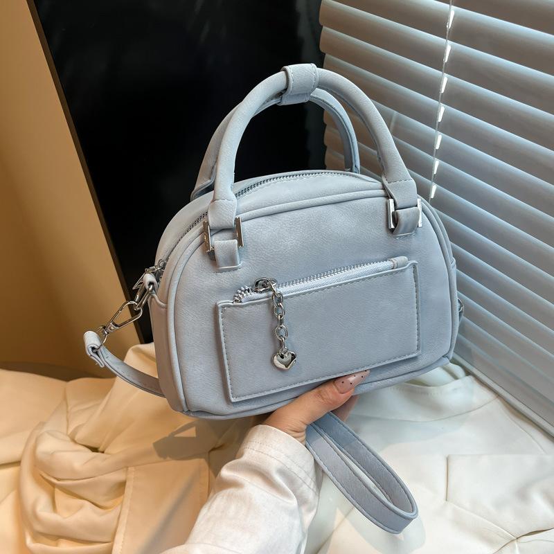 

Портативная сумка-подушка для боулинга 2025 новая нишевая текстура повседневная сумка матовая летний тренд модная сумка через плечо 21*10*14 синий