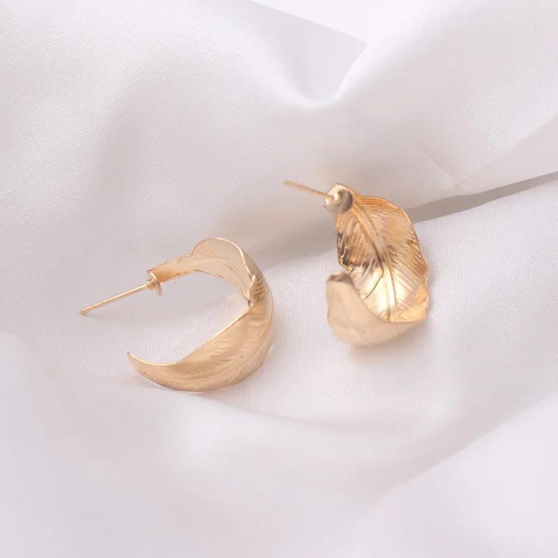 Metal Feather Women's Stud Earrings Gold Color C-shaped Earrings for Female Unusual Earrings Bijoux Femme Fashion Jewelry
