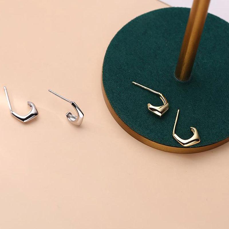 Niche Vintage Ladies Accessories Elegant Jewelry Cold Earrings C-shaped Ear Buckle Niche Hundred with Geometric Senior Sense Earrings Female Tide