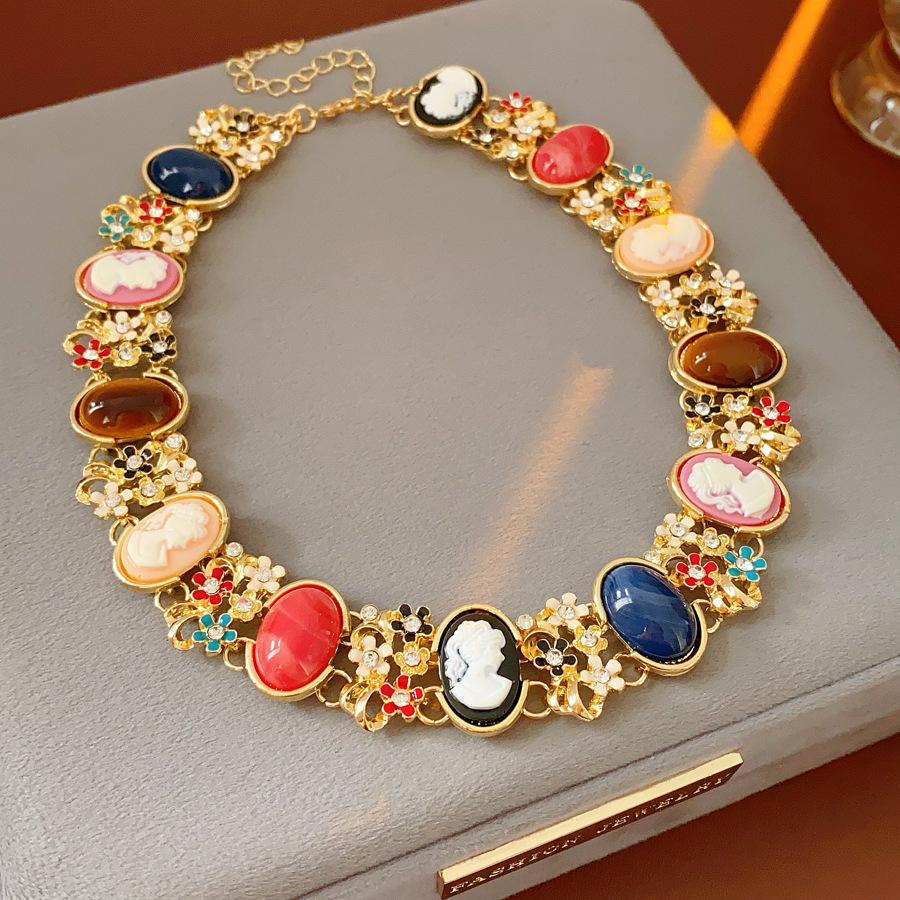 Bracelet rond fleuri européen et américain serti de diamants, boucles d'oreilles, collier, collier et ensemble de bijoux rétro pour femmes.