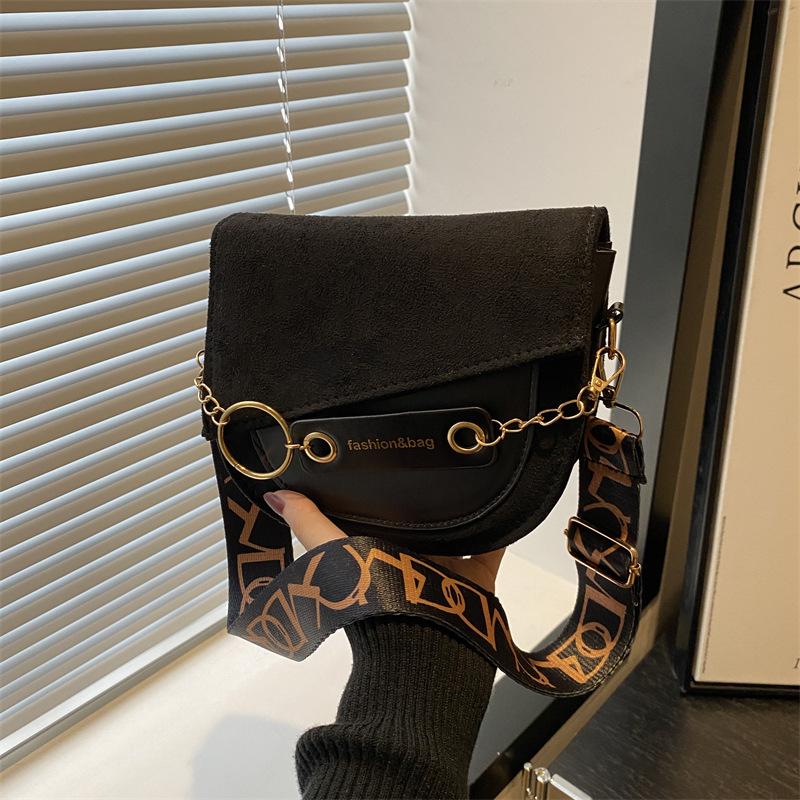 

Осень и зима ретро простая маленькая сумка женская новая модная цепочка кроссбоди женская сумка простая текстура плечевая сумка-седло чёрный