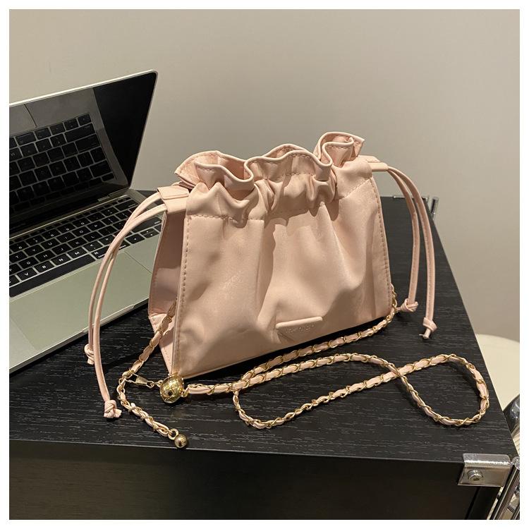 

Fashion bundle bag women s new 2025 spring and summer Korean version simple casual small square bag high-end niche messenger bag розовый