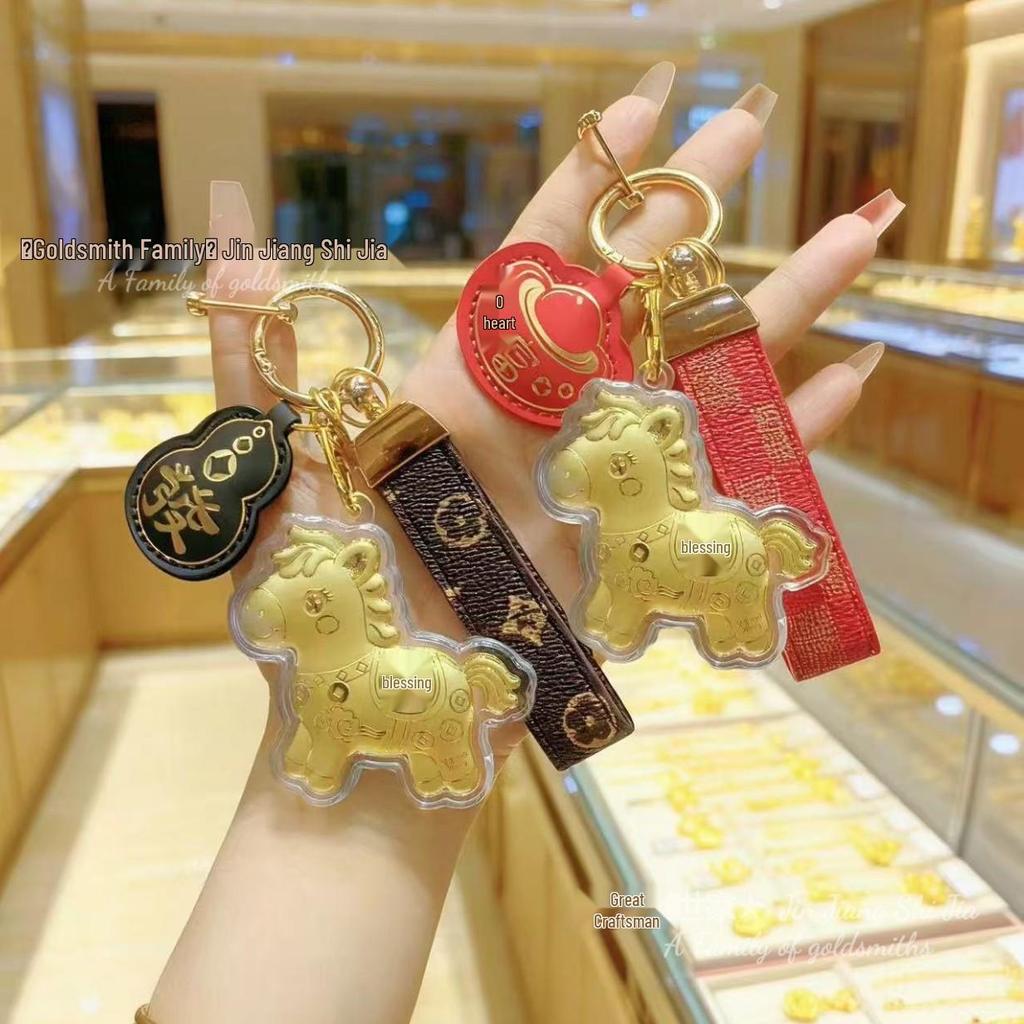 Hästens år 999 Rent Guld Välståndsnyckelring – Gyllene Ponny med Rosa Blomsterberlock för Mobil- eller Väskdekoration