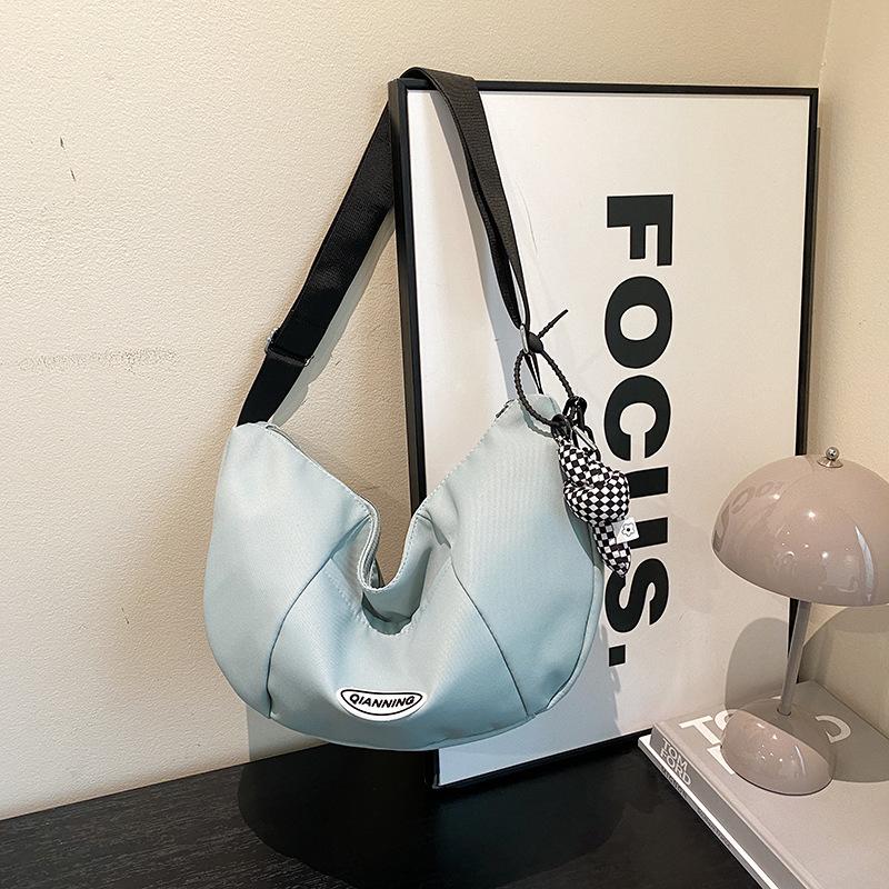 

Нишевая свежая женская сумка, модная кампусная, универсальная, большой вместимости, сумка-пельмень, весна 2025, новая сумка через плечо, сумка-мессенджер single package синий