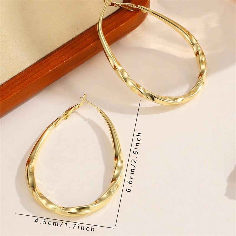 Exaggerated Golden Oval Twisted Large Ear Ring. Fashionable, Simple and Versatile.
