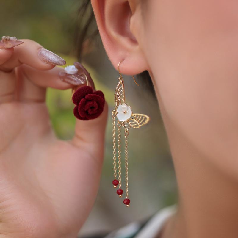 Elegant Ebony Flower Hairpin for Women – Ancient Style, High-End Feel, Simple Chinese Design, Perfect for Daily Use.
