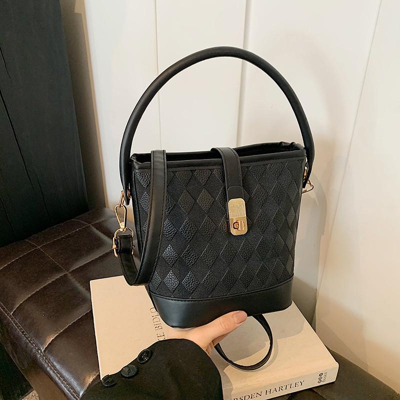 Stilvolle und trendige Beuteltasche für Damen im schicken Colorblock-Design, perfekt für Sommertage