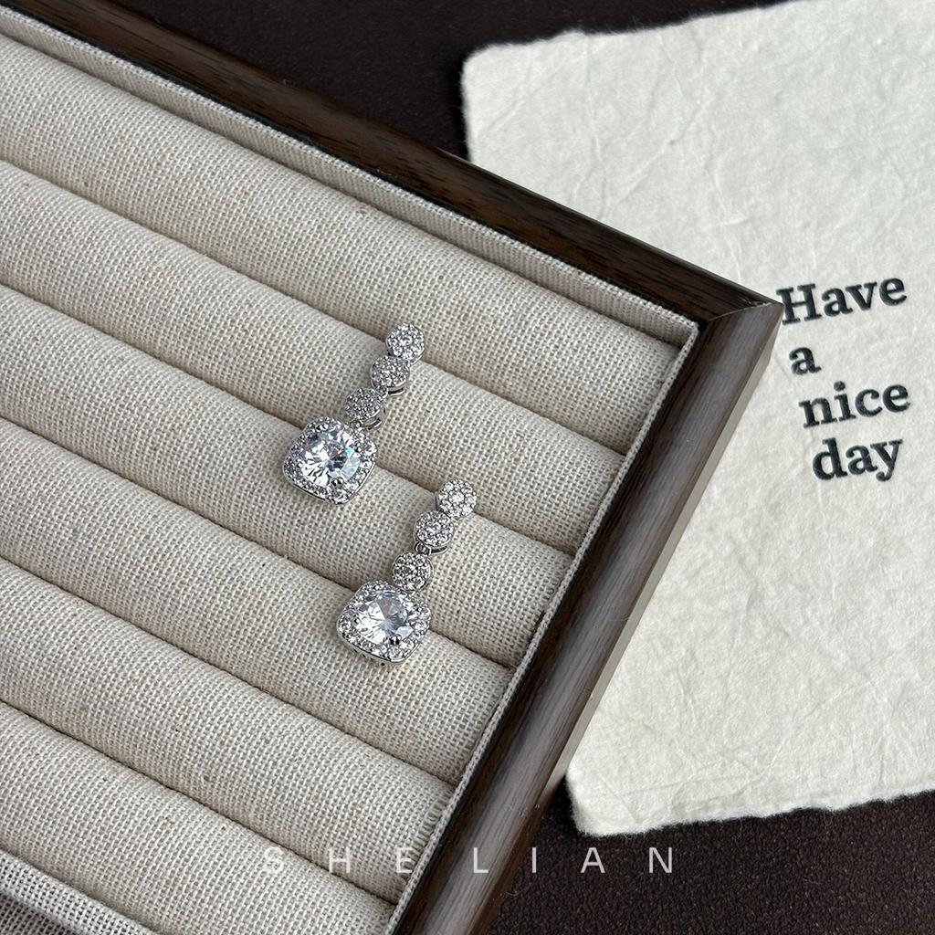 Zhao Ruth full of diamonds exquisite simple earrings light luxury high-end stud earrings temperament niche design versatile earrings