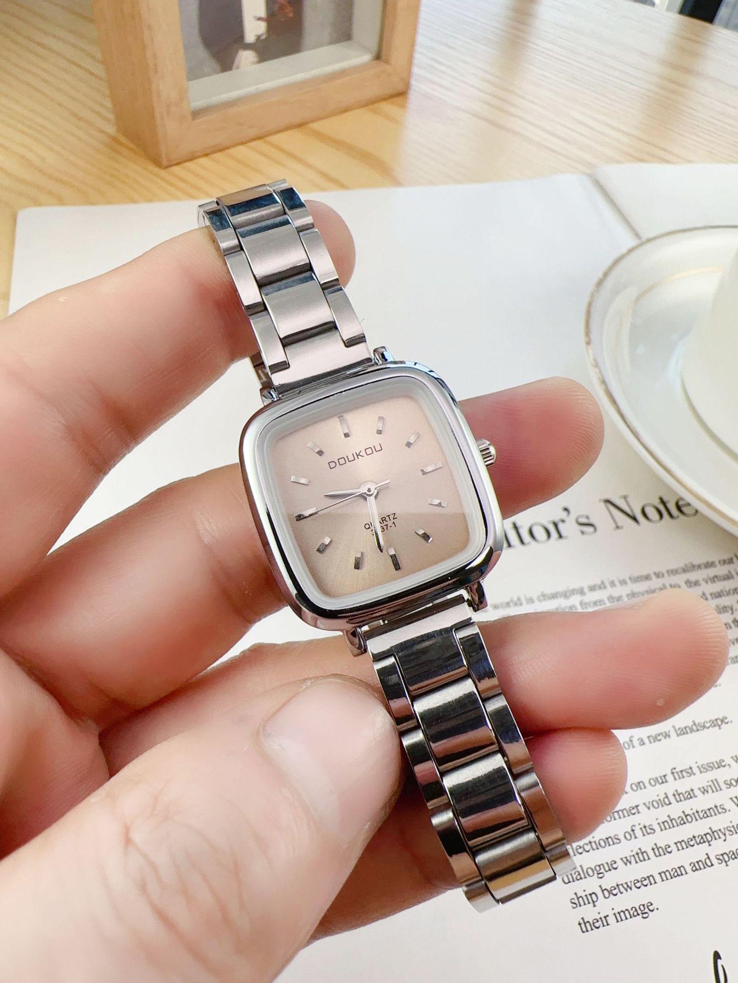 

Элегантные женские часы с браслетом из нержавеющей стали и метками в виде штрихов