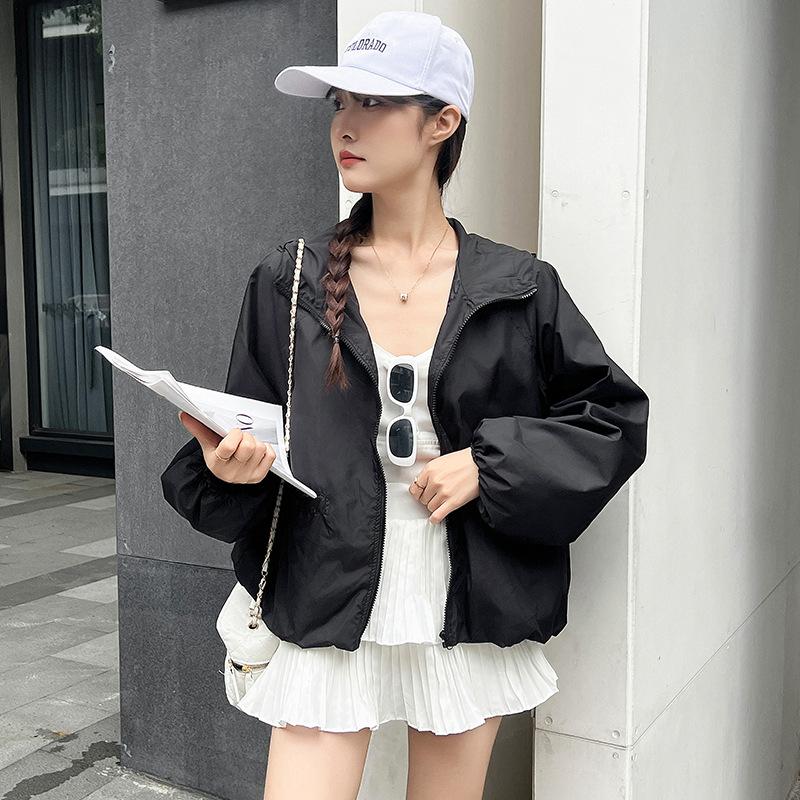 

Куртка с капюшоном женская свободная повседневная большого размера короткая куртка с карманами защита от солнца M чёрный