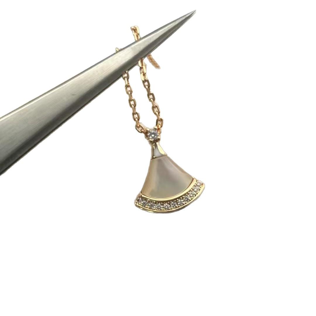 

V Gold High Version Fan-Shaped 18k Rose Gold White Mother of Pearl Pendant Necklace for Women White Mother of Pearl