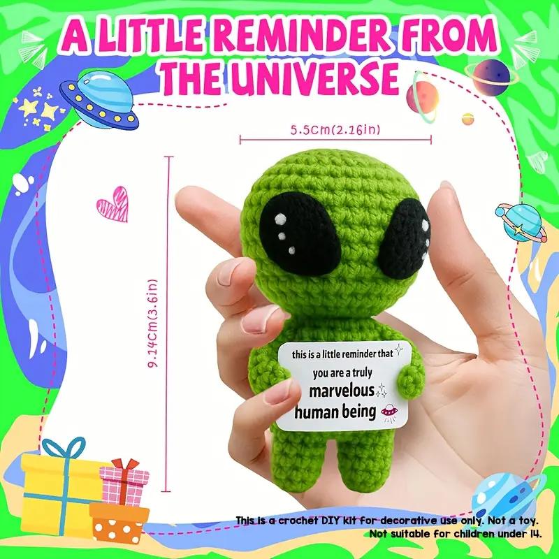 Funny Crochet Positive Alien Dolls Handmade Knitted Alien with Uplifting Message Card Sci-Fi Lovers Halloween Home Decoration